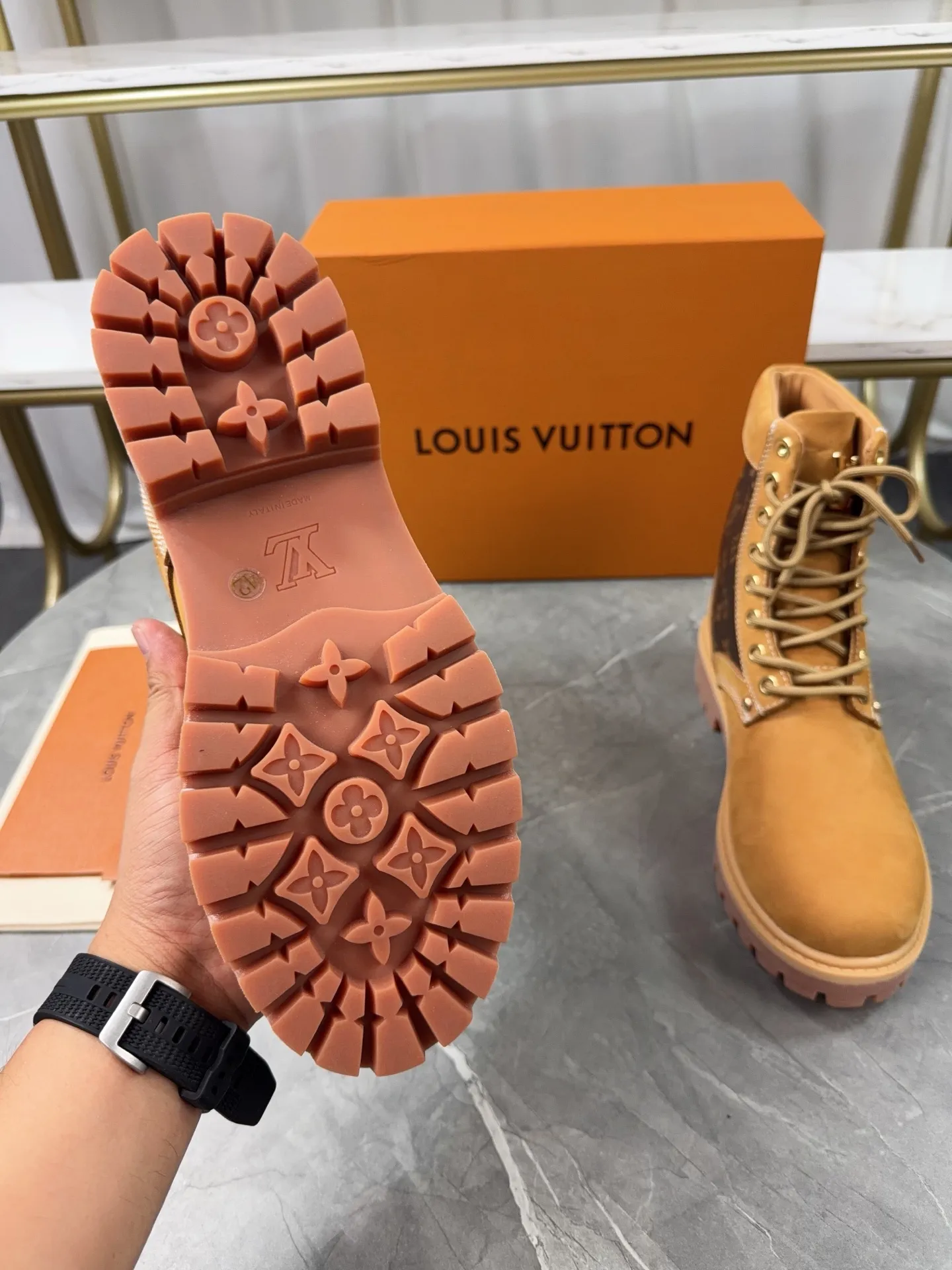 p720🐮🐮2025 top version: couple style LV presbyopia, embossed rhubarb boots, ankle boots, embossed waterproof nubuck cowhide boots, relying on the brand's exquisite craftsmanship to carefully reshape the classic T 6-inch boot shape in Italy to create an American-style autumn and winter men's and women's wear show. The original laces and outsole are exquisitely detailed, and the leather label expresses the cooperation logo. Exquisite packaging at the delivery counter🛍📦 ▪️Fabrics: Original customized imported first-layer cowhide ▪️Inner lining: Original customized leather lining/mesh lining ▪️Outsole: Original molded anti-slip rubber material ▪️Sole thickness: 3.5CM ▪️Size: 35-40 for women and 39-46 for men